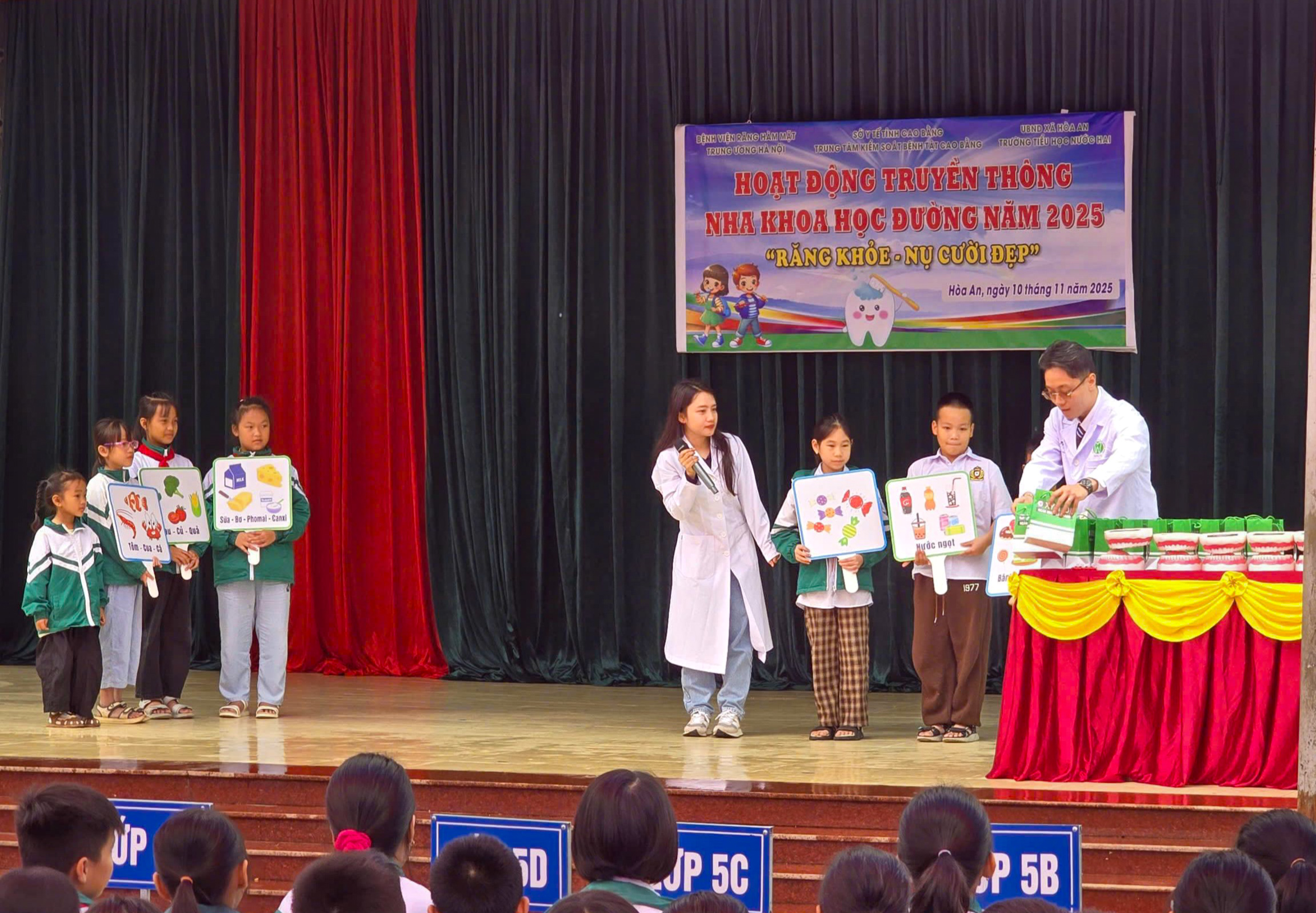 Đoàn công tác Bệnh viện truyền thông chăm sóc sức khỏe răng miệng và hướng dẫn chải răng đúng cách cho các em học sinh